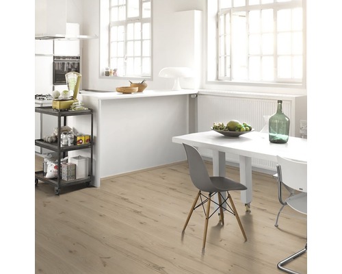 Svetlá miestnosť s kuchyňou, jedálenským stolom a svetlou drevenou podlahou