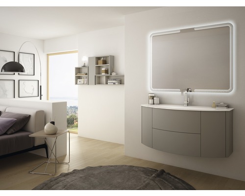 Kúpeľňa s umývadlovou skrinkou, osvetleným zrkadlom a policami