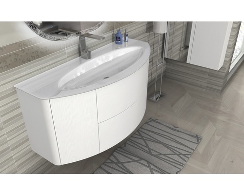 Kúpeľňa s umývadlovou skrinkou a umývadlom na dosku