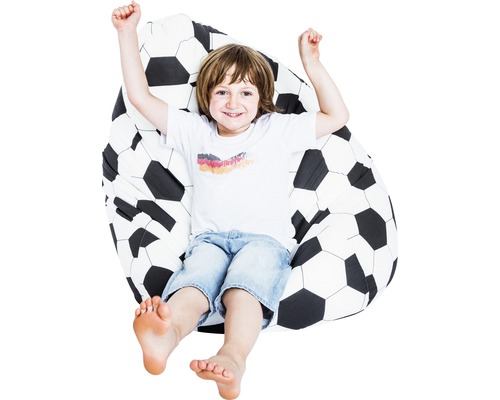 Chlapec oddychuje na sedacom vaku s futbalovým vzorom