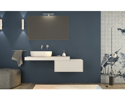 Moderná kúpeľňa s umývadlom, zrkadlom, osvetlením a dekoratívnou stenou