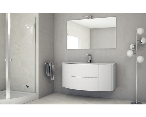 Moderná kúpeľňa so sprchou, umývadlom, zrkadlom a stojacou lampou