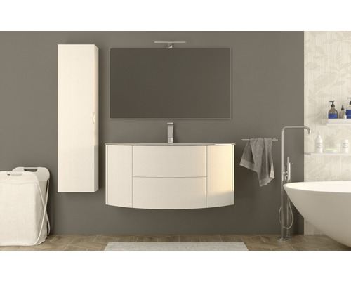 Svetlá kúpeľňa s umývadlom, zrkadlom, vysokou skriňou a voľne stojacou vaňou