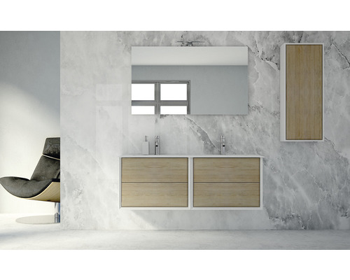 Kúpeľňa s umývadlovou skrinkou, zrkadlom, zrkadlovou skrinkou a kreslom