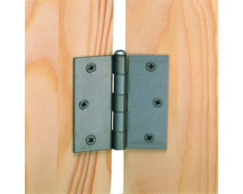 Kovový záves dverí pripevnený k dreveným dverám