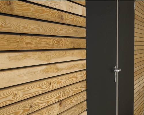 Drevená fasáda s pohľadom na dvere