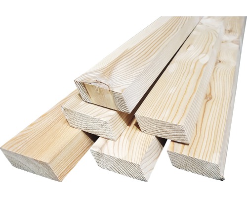 Drevené laty zo smreka, naskladané