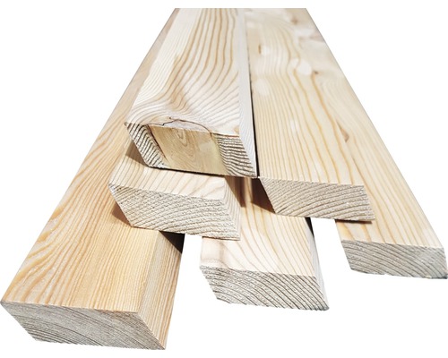 Stoh surových drevených lát pre stavebné projekty