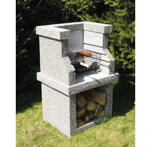 Kamenný záhradný gril s grilovacím roštom a úložným priestorom na drevo
