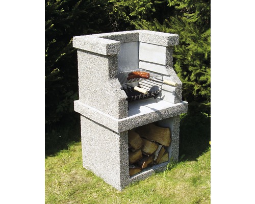 Kamenný záhradný gril s grilovacím roštom a úložným priestorom na drevo