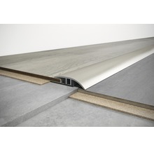 Nainštalovaný prechodový profil medzi dvoma podlahovými krytinami.