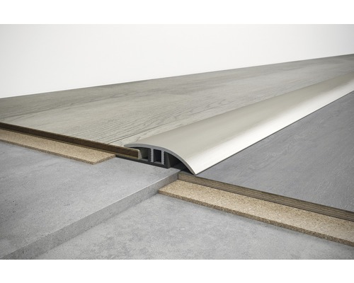 Nainštalovaný prechodový profil medzi dvoma podlahovými krytinami.