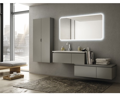 Kúpeľňa s umývadlom, zrkadlovou skriňou, závesnou skriňou a kobercom