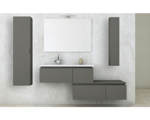 Kúpeľňa s umývadlom, zrkadlovou skrinkou a vysokými skrinkami