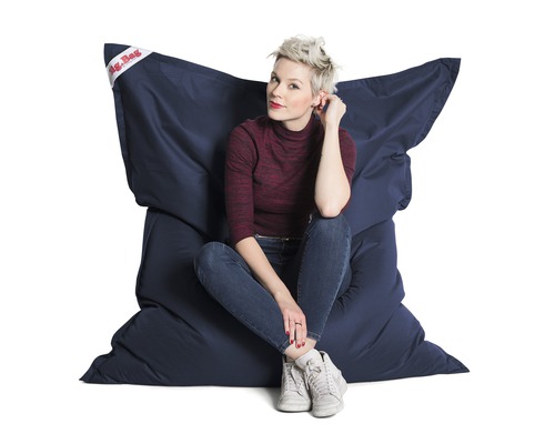 Žena sedí na sedacom vaku Big Bag