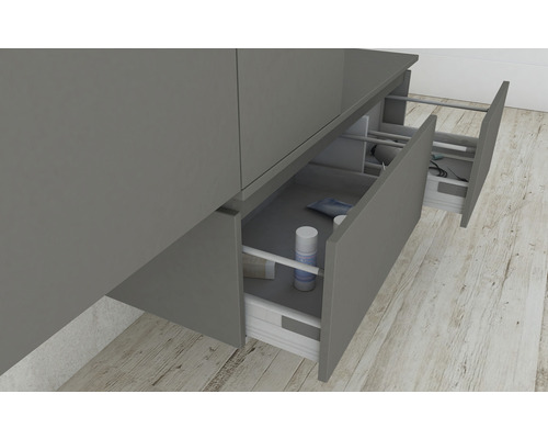 Kúpeľňový nábytok s otvorenými zásuvkami na uloženie kúpeľňových potrieb.