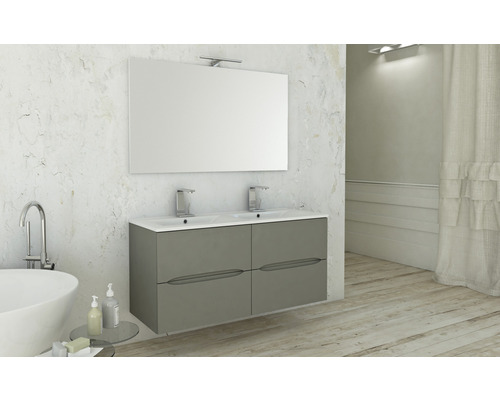 Moderná kúpeľňa s umývadlovou skrinkou, zrkadlom a osvetlením.