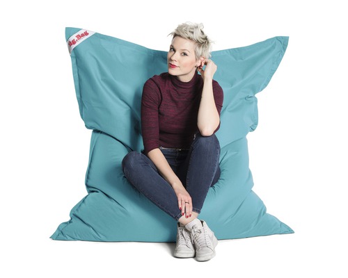 Žena sedí na tyrkysovom sedacom vaku Big Bag