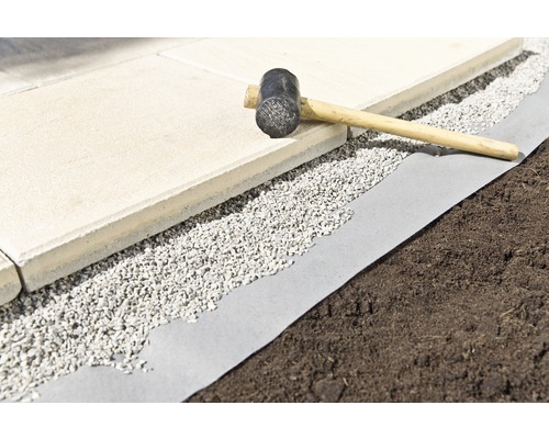 Dlažobné kocky, štrk a gumová palička na záhradnej textílii