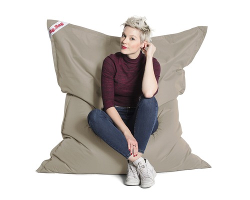 Žena sedí na sedacom vaku Big Bag