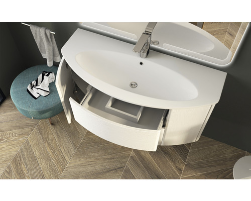 Skrinka pod umývadlo s otvorenou zásuvkou a úložnými priehradkami v kúpeľni.