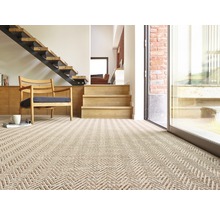 Obývacia izba s kobercom so vzorom rybej kosti, dreveným schodiskom a stoličkou