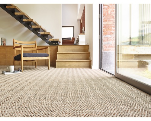 Obývacia izba s kobercom so vzorom rybej kosti, dreveným schodiskom a stoličkou