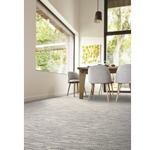 Jedáleň s kobercom, jedálenským stolom a stoličkami.