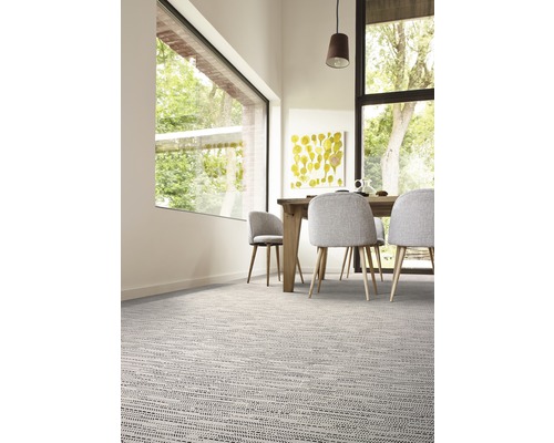 Jedáleň s kobercom, jedálenským stolom a stoličkami.