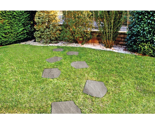 Nášľapný kameň Flairstone Etna 42 x 36 x 2 cm tmavosivý Záhradná krajina s trávnikom a nášľapnými kameňmi