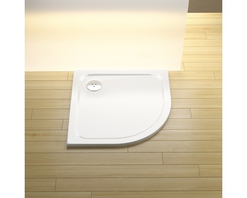 Biela štvrťkruhová sprchová vanička v kúpeľni