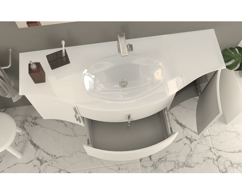 Pohľad zhora na skrinku pod umývadlo s otvorenou zásuvkou v kúpeľni