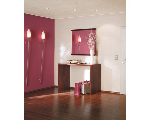 Vstupný priestor s konzolou, zrkadlom, nástennými svietidlami a drevenou podlahou