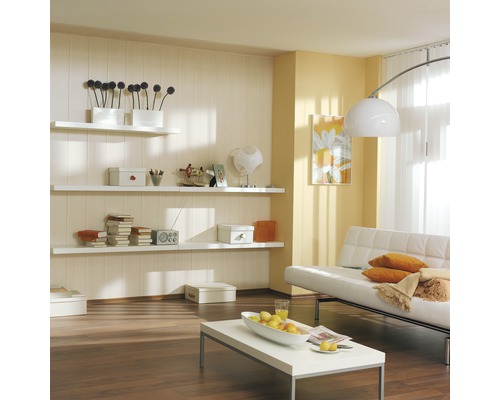 Svetlá obývacia izba s bielymi policami, pohovkou a konferenčným stolíkom na tmavej drevenej podlahe.