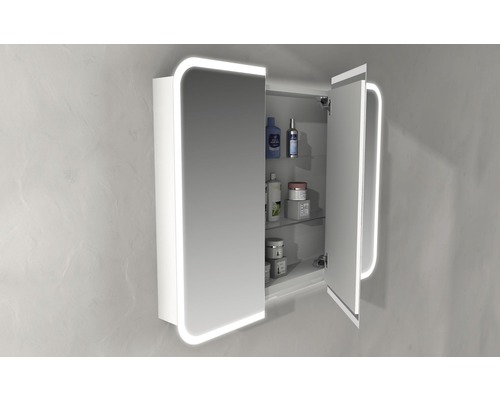 Otvorená zrkadlová skrinka s osvetlením a sklenenými policami na kúpeľňové potreby