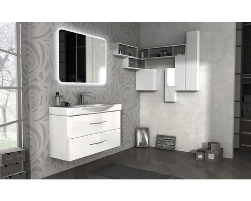 Moderná kúpeľňa s umývadlom, zrkadlová skrinka s osvetlením a závesné skrinky pre usporiadané prostredie