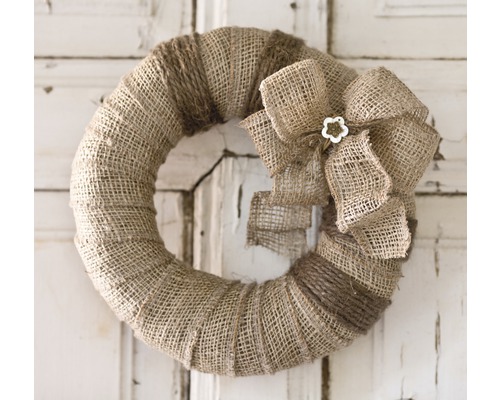 Dekoratívny veniec na dvere so stuhou a kvetinovou ozdobou