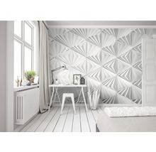 Svetlá pracovňa s geometrickými stenovými panelmi, písacím stolom a oknom