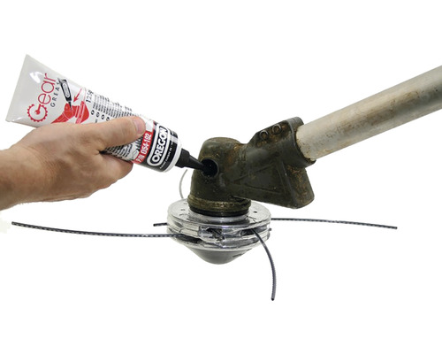 Osoba nanáša mazivo na vyžínač.