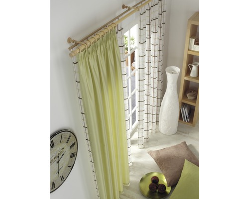 Obývacia izba so závesmi, záclonovou tyčou a dekoráciami