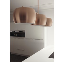 Tri kovové závesné svietidlá nad kuchynským pultom