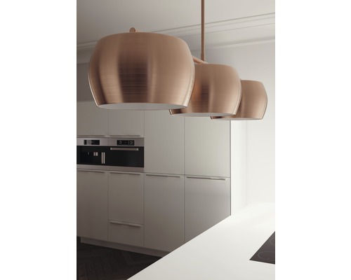 Tri kovové závesné svietidlá nad kuchynským pultom