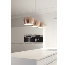 Moderná kuchyňa s trojramenným závesným svietidlom nad kuchynským ostrovčekom