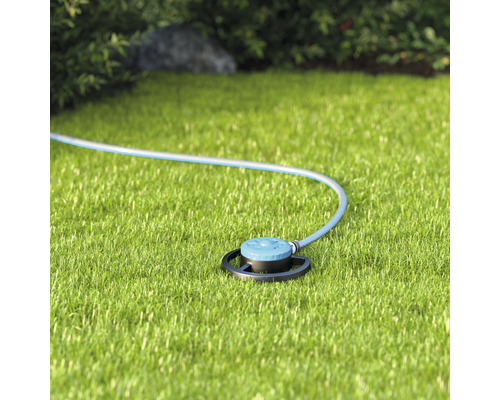 Zavlažovač trávnika s hadicou na trávniku