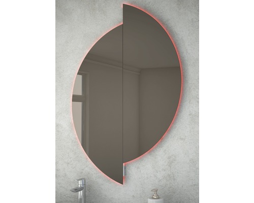 Oválna zrkadlová skrinka s osvetlením v kúpeľni.