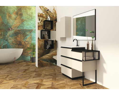 Moderná kúpeľňa s vaňou, umývadlom, zrkadlom a nástennou dekoráciou s motívmi listov.