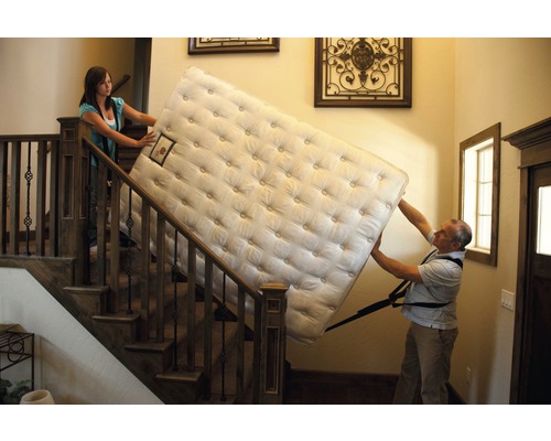 Dve osoby nesú matrac po schodoch