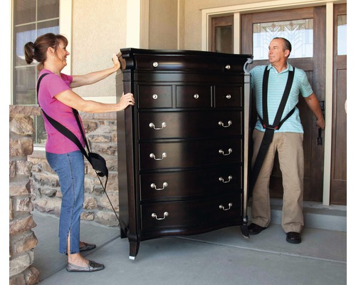 Dvaja ľudia nesú komodu pomocou nosného popruhového systému.