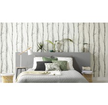 Spálňa s posteľou pred stenou s tapetou brezového lesa