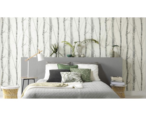 Spálňa s posteľou pred stenou s tapetou brezového lesa